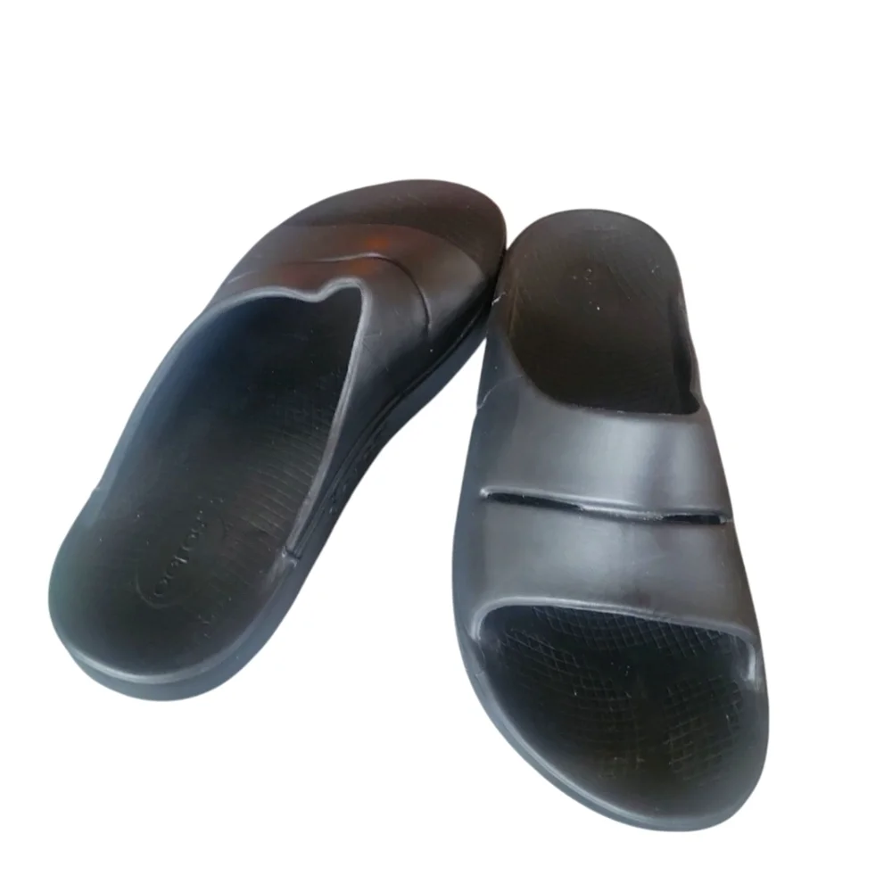 Oofos Black Luxe Latte Slide Unisex Sandals M11- W13 EU 44